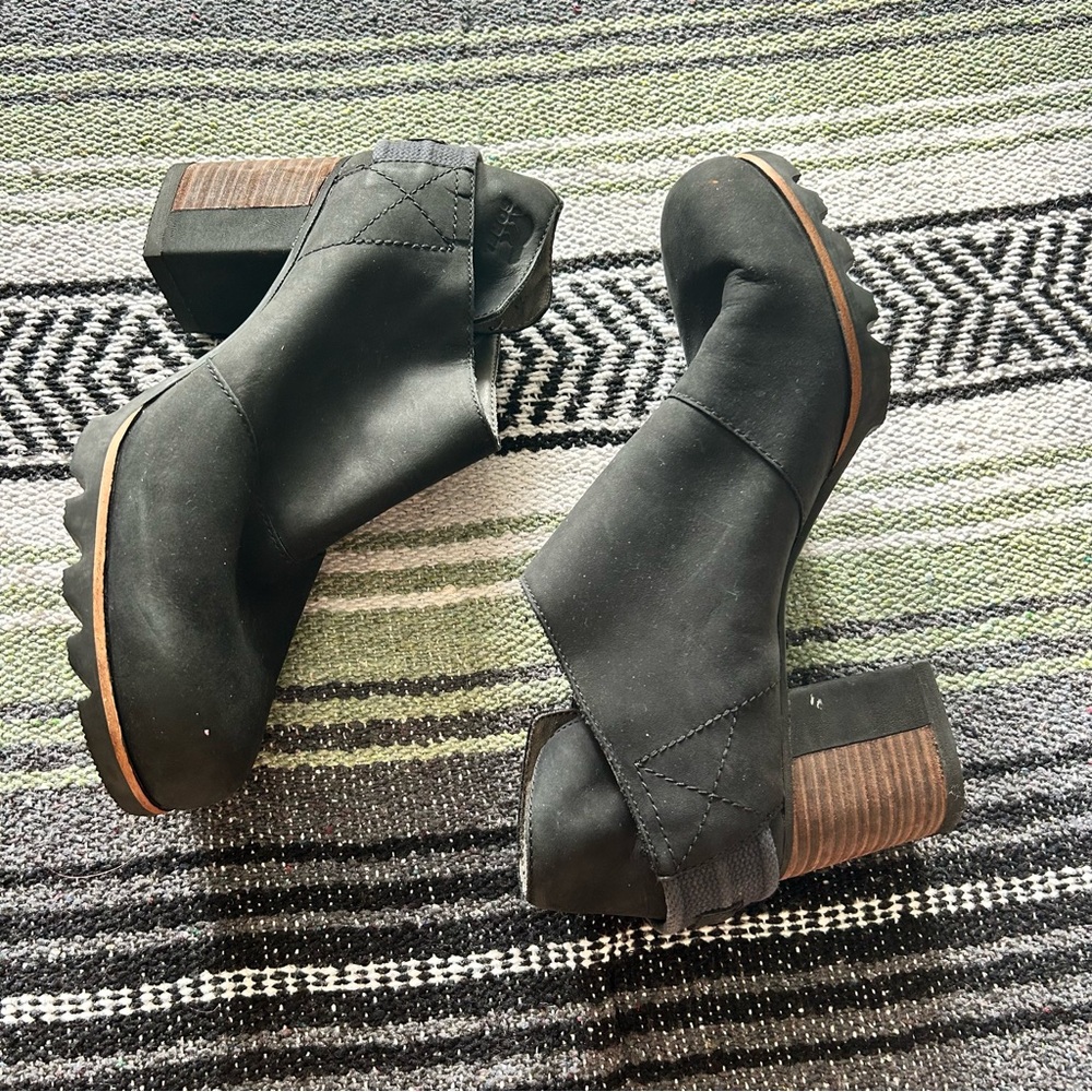 SOREL black heeled booties size 10 chunky wood style heel